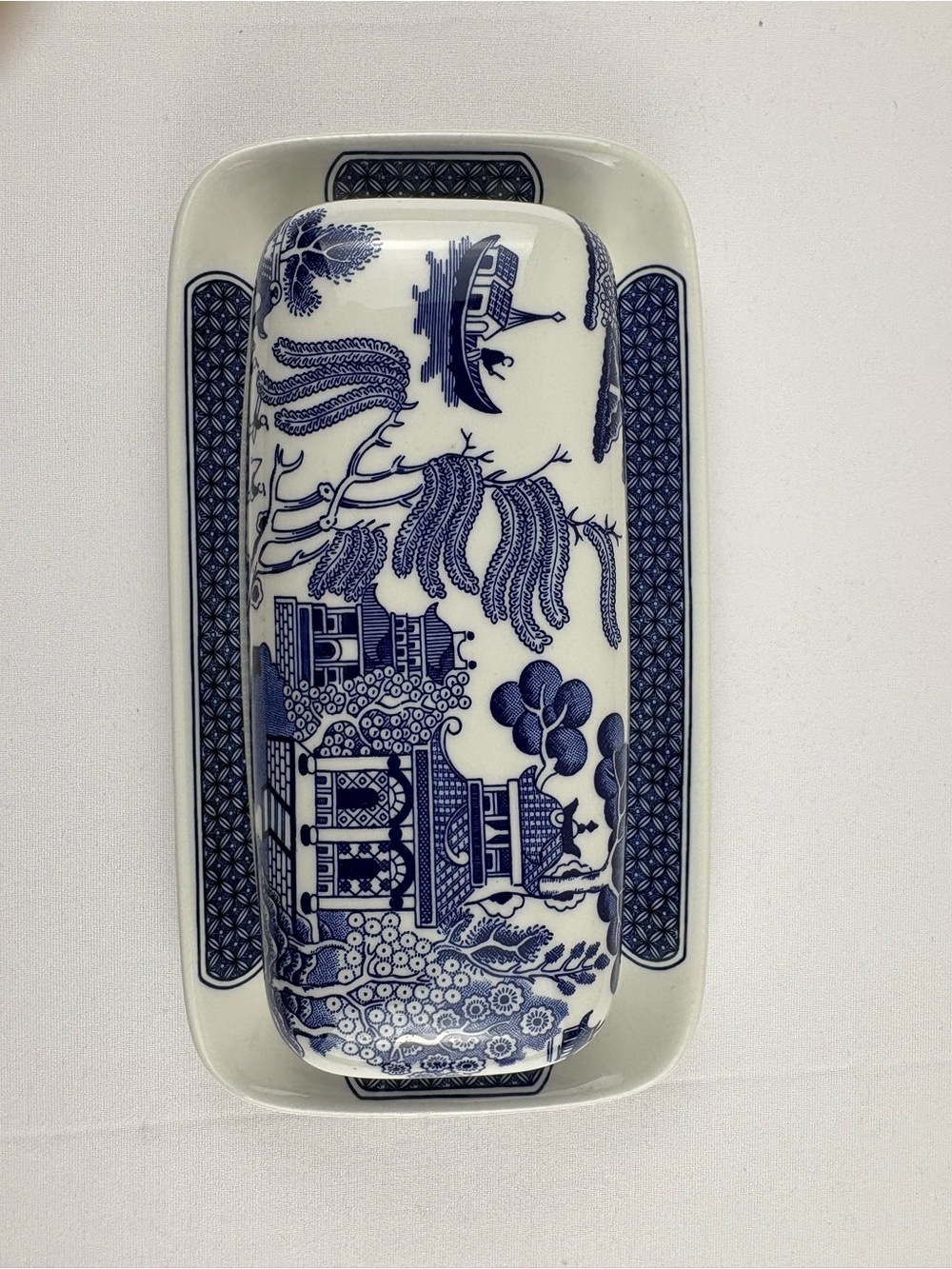 Vintage Churchill England Blue Willow pattern covered butter dish. - Picture 4 of 4